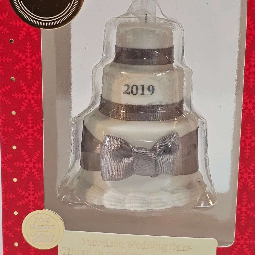 Hallmark 2019 Porcelain Wedding‎ Cake Christmas Tree Ornament Festive Keepsake